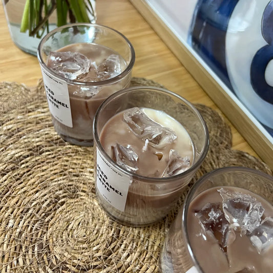 Iced Caramel Latte Candle von Candle Me Crazy – handgemachte Duftkerze mit Kaffee- & Karamell-Duft, 220 ml