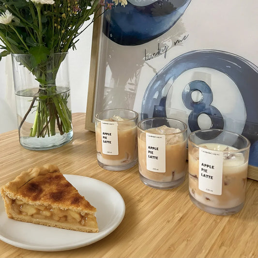Apple Pie Latte Candle von Candle Me Crazy – handgemachte Duftkerze mit Apfel- & Kaffee-Duft, 220 ml