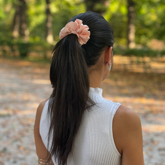 Handgemachte Scrunchies von Bonell in verschiedenen Farben. Komfortabel, elastisch und stilvoll – das perfekte Accessoire für jede Frisur und jeden Anlass.