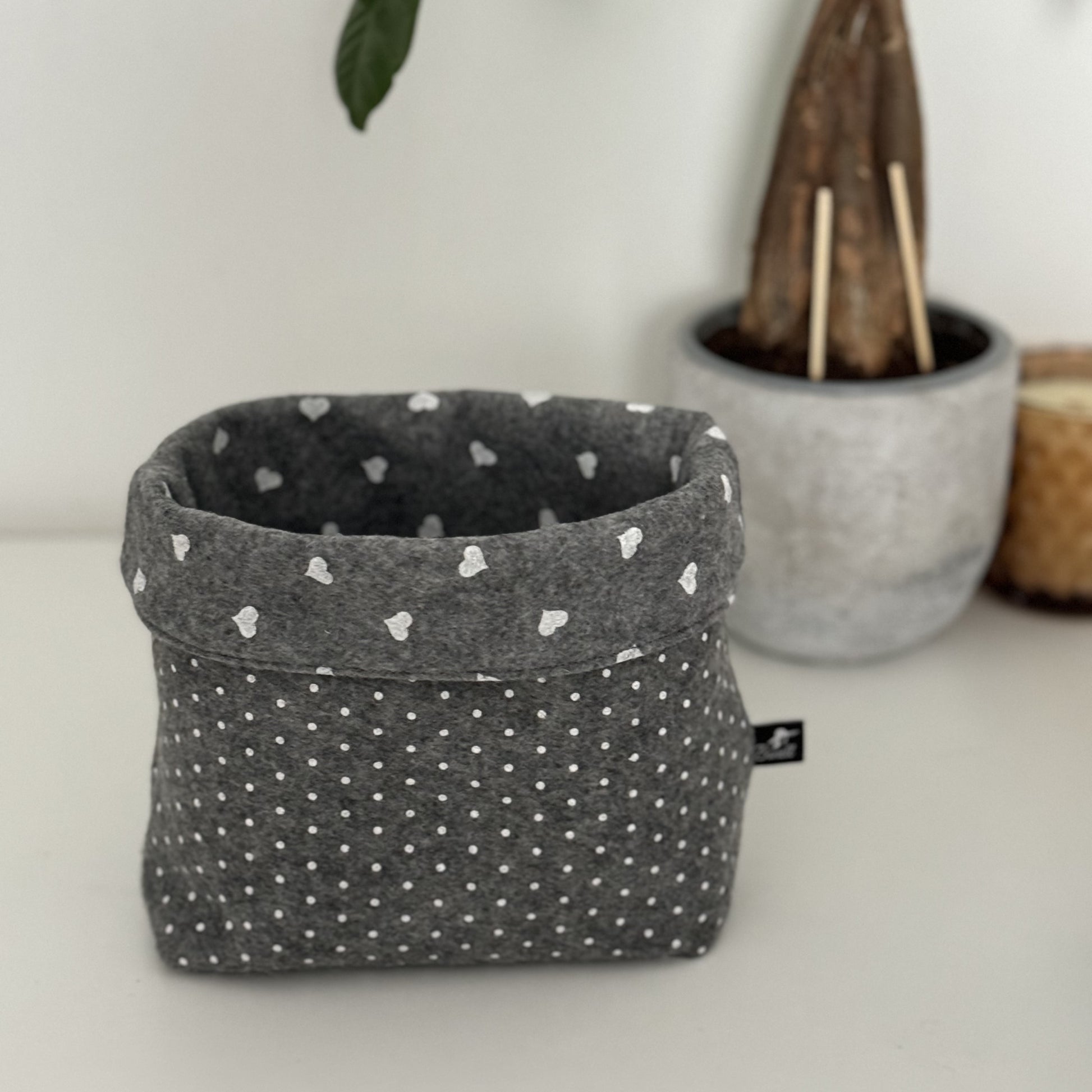 Bonell Handmade Utensilos im Wendedesign aus Filzstoff, erhältlich in zwei Größen (ca. 16x10x9 cm und 21x16x14 cm), umkehrbar mit Herz- oder Punktmuster, ideal für die Aufbewahrung von Kosmetik, Schreibtischutensilien, Spielzeug und anderen Haushaltsgegenständen. Praktische, handgefertigte Ordnungshelfer, die Stil und Funktionalität vereinen.