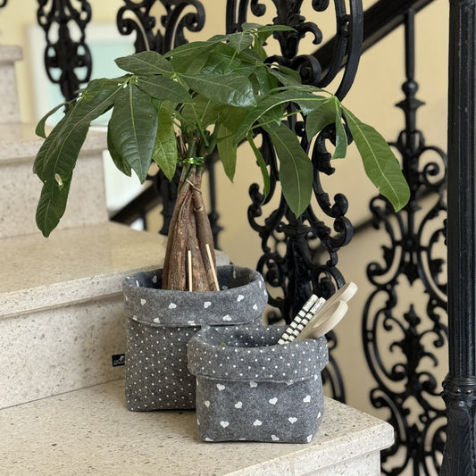 Bonell Handmade Utensilos im Wendedesign aus Filzstoff, erhältlich in zwei Größen (ca. 16x10x9 cm und 21x16x14 cm), umkehrbar mit Herz- oder Punktmuster, ideal für die Aufbewahrung von Kosmetik, Schreibtischutensilien, Spielzeug und anderen Haushaltsgegenständen. Praktische, handgefertigte Ordnungshelfer, die Stil und Funktionalität vereinen.