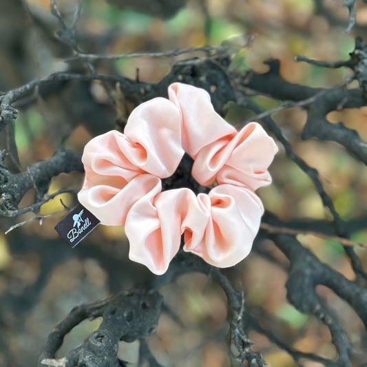 Handgemachte Scrunchies von Bonell in verschiedenen Farben. Komfortabel, elastisch und stilvoll – das perfekte Accessoire für jede Frisur und jeden Anlass.