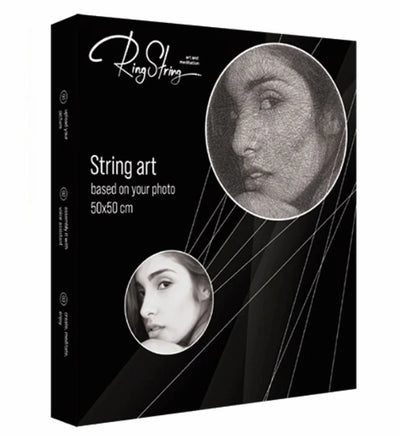 RingString DIY-Set bei Dreizack Wien – personalisiertes Kunstwerk aus MDF, Nägeln und Faden, 50×50 cm oder 35×35 cm, mit Audio-Anleitung, vor Ort ansehbar, exklusiv in Österreich erhältlich