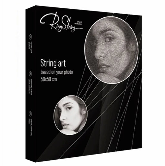 RingString DIY-Set bei Dreizack Wien – personalisiertes Kunstwerk aus MDF, Nägeln und Faden, 50×50 cm oder 35×35 cm, mit Audio-Anleitung, vor Ort ansehbar, exklusiv in Österreich erhältlich