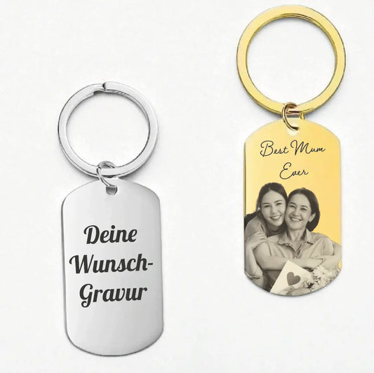 Personalisierbarer Schlüsselanhänger in Dogtag-Form mit individueller Fotogravur, hergestellt von Dreizack in Wien.