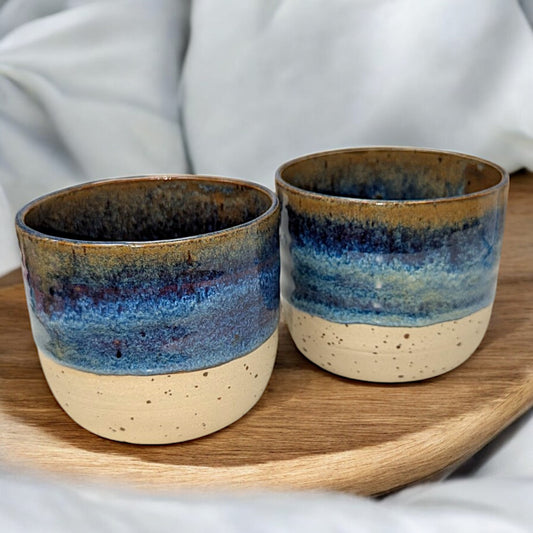 Handgemachte Keramiktasse M von ArtStudioIzzi, blaue Glasur auf beigem Ton, 250 ml Fassungsvermögen, doppelt gebrannt bei 1200 Grad, spülmaschinen- & mikrowellengeeignet.
