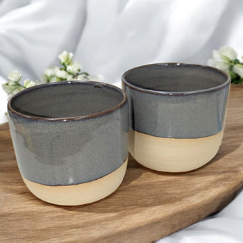 Handgemachte Keramiktasse M von ArtStudioIzzi, grau glasierte Oberfläche mit beigem Ton, 250 ml Fassungsvermögen, doppelt gebrannt, mikrowellen- und spülmaschinengeeignet.