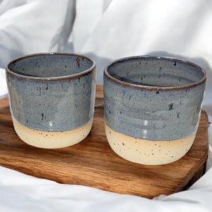 Handgemachte Keramiktasse M von ArtStudioIzzi, grau gesprenkelte Glasur auf beigem Ton, 250 ml, doppelt gebrannt, spülmaschinen- & mikrowellengeeignet, Unikat-Kaffeetasse.