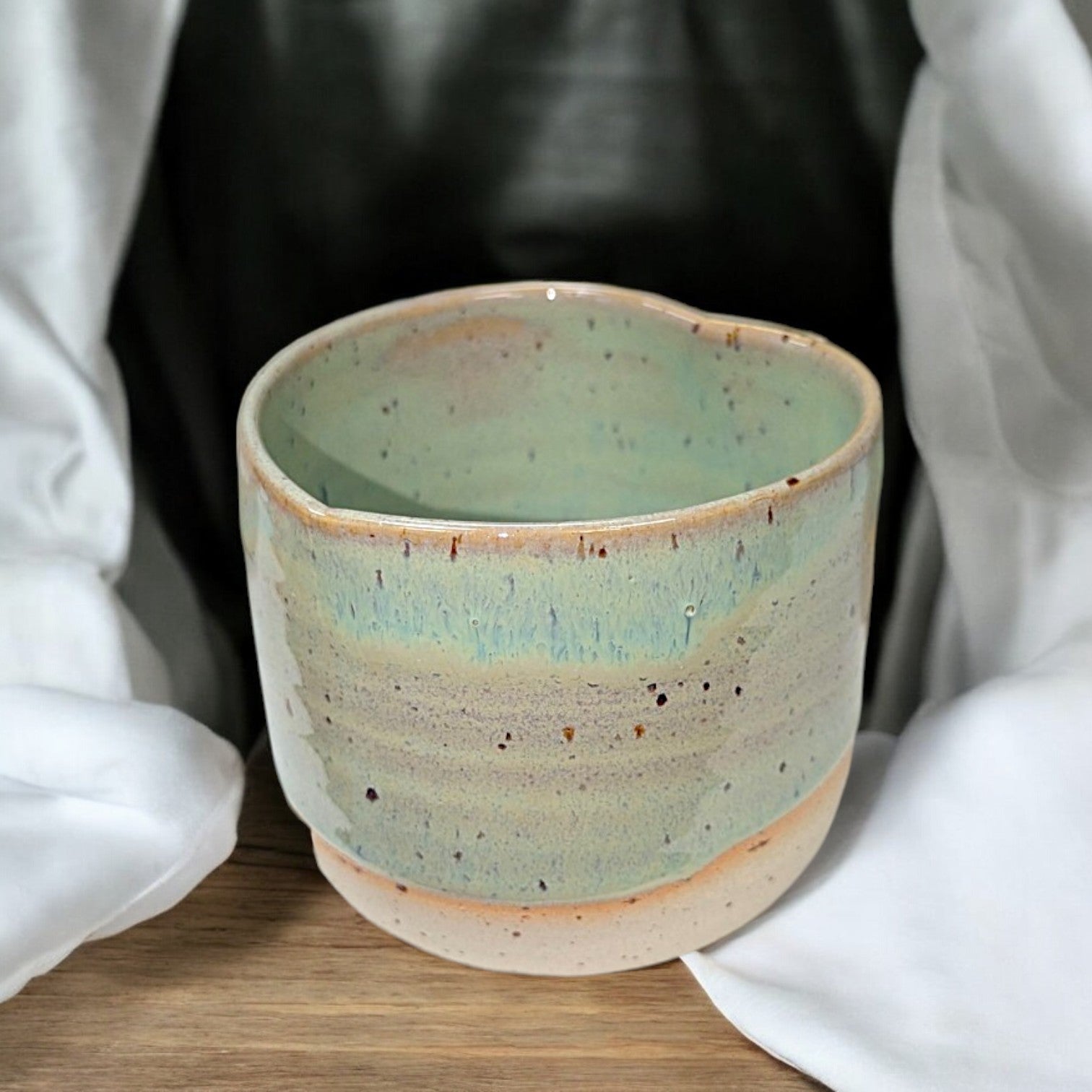 Handgemachte Keramiktasse Größe M von ArtStudioIzzi, 250 ml, zarte Pastellglasuren, doppelt gebrannt bei 1200 °C, spülmaschinenfest & mikrowellengeeignet.