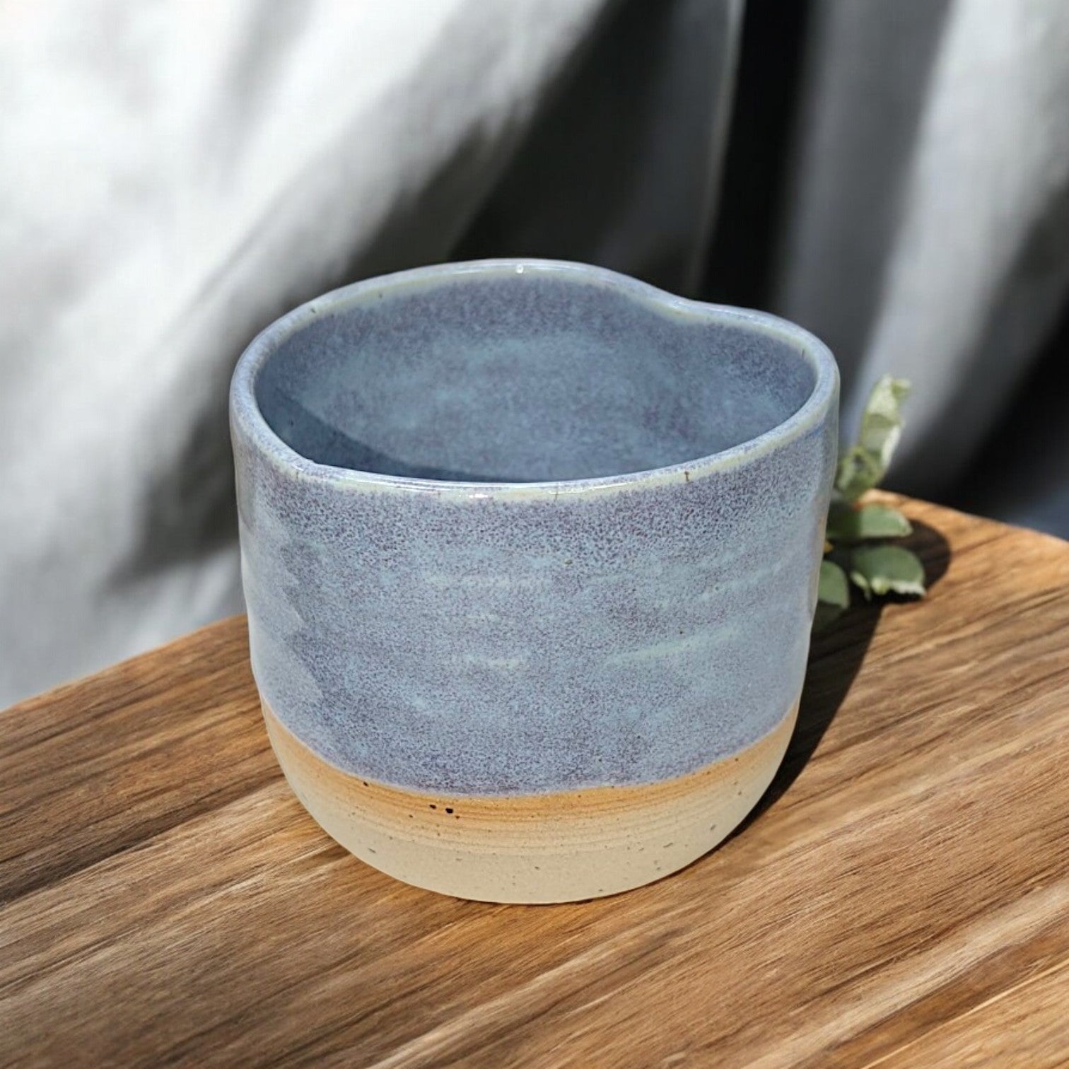Handgemachte Keramiktasse Größe M von ArtStudioIzzi, 250 ml, zarte Pastellglasuren, doppelt gebrannt bei 1200 °C, spülmaschinenfest & mikrowellengeeignet.