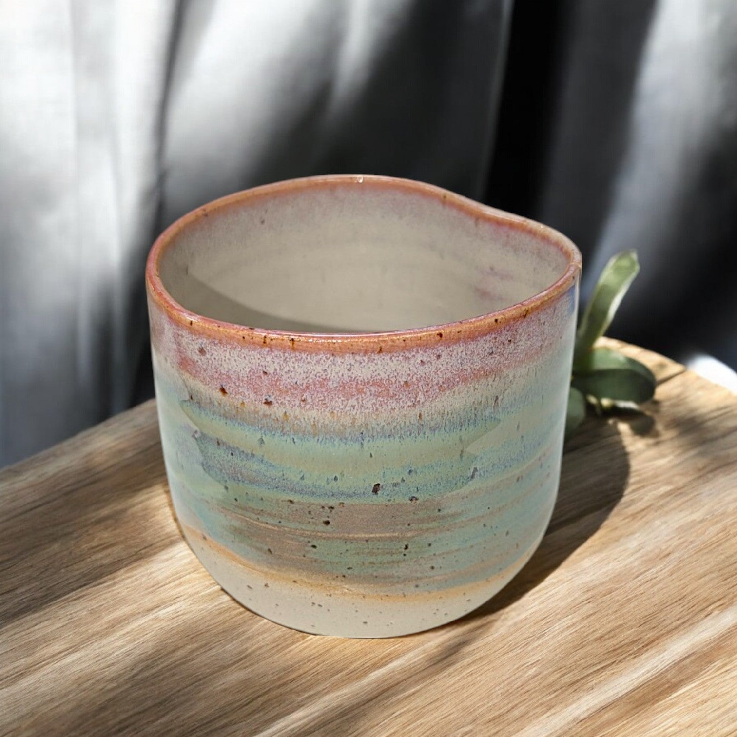 Handgemachte Keramiktasse Größe M von ArtStudioIzzi, 250 ml, zarte Pastellglasuren, doppelt gebrannt bei 1200 °C, spülmaschinenfest & mikrowellengeeignet.