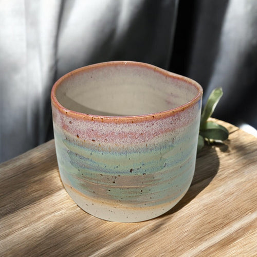 Handgemachte Keramiktasse Größe M von ArtStudioIzzi, 250 ml, zarte Pastellglasuren, doppelt gebrannt bei 1200 °C, spülmaschinenfest & mikrowellengeeignet.