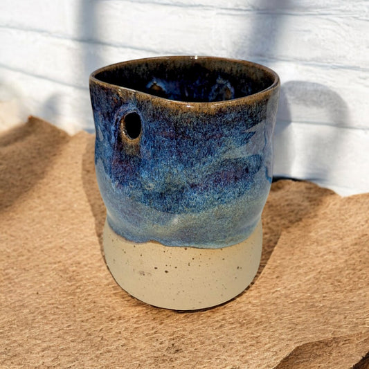 Handgemachte Keramiktasse mit Loch für Strohhalm von ArtStudioIzzi, gewölbte Form, 300 ml, doppelt gebrannt bei 1200 Grad, spülmaschinen- und mikrowellengeeignet, in verschiedenen Glasuren.