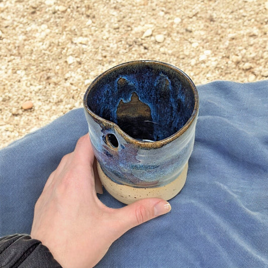 Handgemachte Keramiktasse mit Loch für Strohhalm von ArtStudioIzzi, gewölbte Form, 300 ml, doppelt gebrannt bei 1200 Grad, spülmaschinen- und mikrowellengeeignet, in verschiedenen Glasuren.