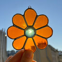 Kleine Blume,Handgemachte Glasdeko von Magpie Castle, Tiffany-Technik, Naturmotive wie Monstera, Pilze & Blumen, zum Aufhängen oder als Pflanzenstecker, kunstvolle Glaskunst aus Österreich.