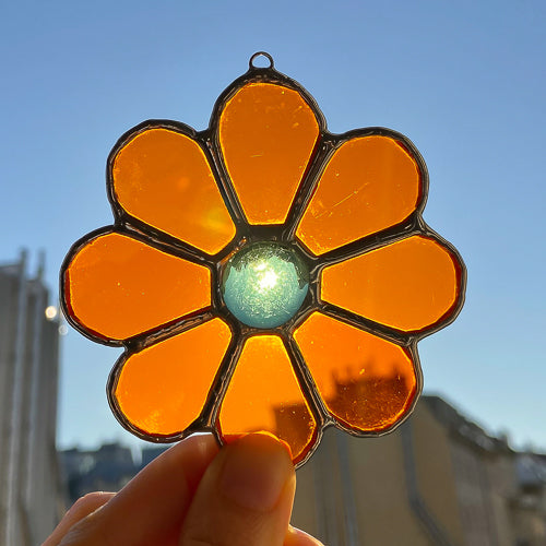 Kleine Blume,Handgemachte Glasdeko von Magpie Castle, Tiffany-Technik, Naturmotive wie Monstera, Pilze & Blumen, zum Aufhängen oder als Pflanzenstecker, kunstvolle Glaskunst aus Österreich.