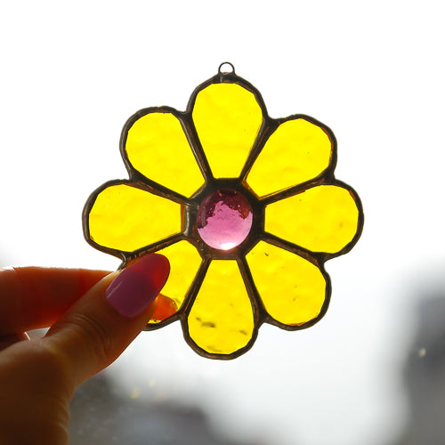 Kleine Blume,Handgemachte Glasdeko von Magpie Castle, Tiffany-Technik, Naturmotive wie Monstera, Pilze & Blumen, zum Aufhängen oder als Pflanzenstecker, kunstvolle Glaskunst aus Österreich.