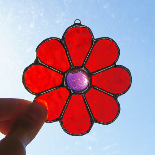 Kleine Blume,Handgemachte Glasdeko von Magpie Castle, Tiffany-Technik, Naturmotive wie Monstera, Pilze & Blumen, zum Aufhängen oder als Pflanzenstecker, kunstvolle Glaskunst aus Österreich.