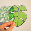Monstera Blatt, Handgemachte Glasdeko von Magpie Castle, Tiffany-Technik, Naturmotive wie Monstera, Pilze & Blumen, zum Aufhängen oder als Pflanzenstecker, kunstvolle Glaskunst aus Österreich.