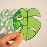 Monstera Blatt, Handgemachte Glasdeko von Magpie Castle, Tiffany-Technik, Naturmotive wie Monstera, Pilze & Blumen, zum Aufhängen oder als Pflanzenstecker, kunstvolle Glaskunst aus Österreich.