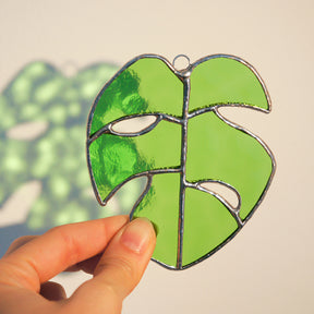 Monstera Blatt, Handgemachte Glasdeko von Magpie Castle, Tiffany-Technik, Naturmotive wie Monstera, Pilze & Blumen, zum Aufhängen oder als Pflanzenstecker, kunstvolle Glaskunst aus Österreich.