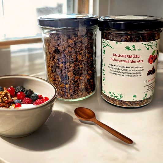 Knuspermüsli Schwarzwälder-Art von Romana’s Kräuterei, 180 g, mit Haferflocken, Kakao, Bitterschokolade, Datteln, gefriergetrockneten Sauerkirschen & Tonkabohne, handgemacht in Österreich.