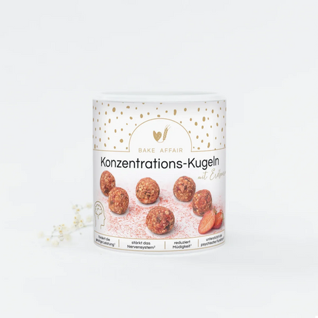 Fruchtige rote Konzentrations-Kugeln mit Erdbeerstückchen in einer nachhaltigen Verpackung.