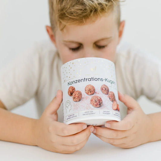 Fruchtige rote Konzentrations-Kugeln mit Erdbeerstückchen in einer nachhaltigen Verpackung.