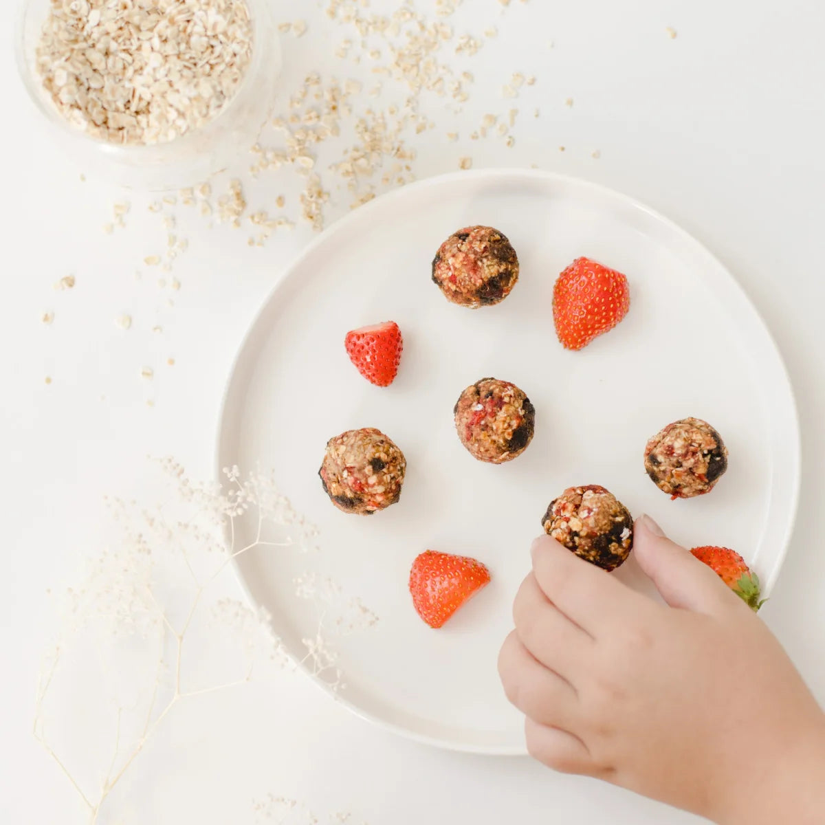 Fruchtige rote Konzentrations-Kugeln mit Erdbeerstückchen in einer nachhaltigen Verpackung.