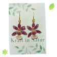 Paar Ohrringe mit echten, violett-weißen Orchideenblüten in transparentem Resin und glänzenden Ohrhaken.