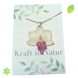Halskette mit violett-weißen Orchideenblüten, eingebettet in transparentes Resin mit silberner Kette.
