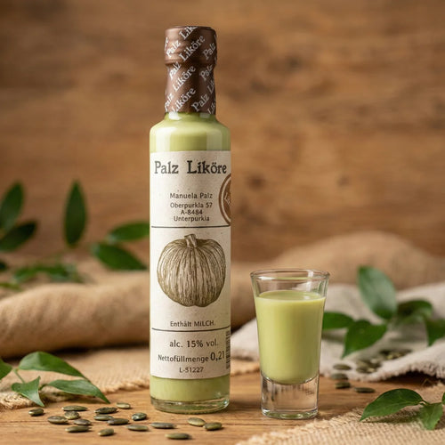 Eine 0,25l Flasche cremiger, pastellgrüner Kürbiskernöl Likör von PalzLiköre vor hellem Hintergrund.