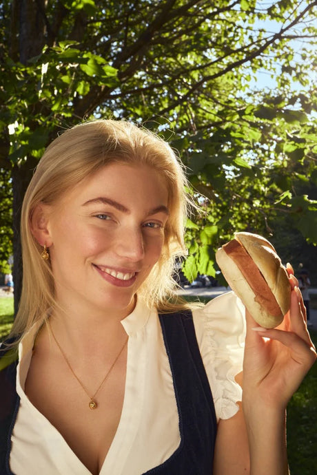 Leberkässemmel Hoops von Calior Jewelry – Wiener Statement-Ohrringe, Edelstahl mit 18K-Goldbeschichtung, wasserfester Schmuck