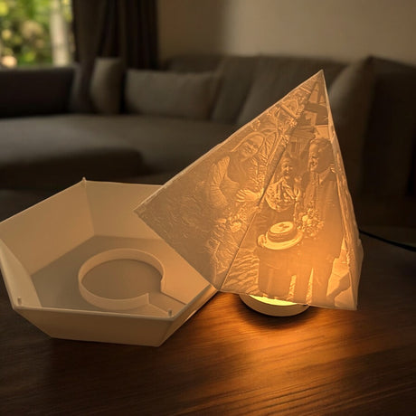 Personalisierbares Lithopan in Diamant-Form mit 6 Fotos, handgefertigt von Dreizack in Wien, inklusive LED-Puck mit Touch-Funktion, perfektes Geschenk für Diamanthochzeit oder Jubiläum.