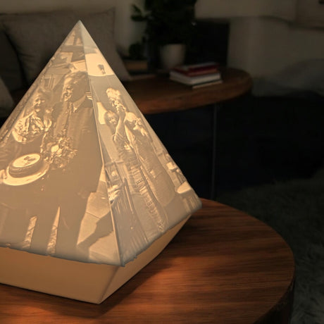 Personalisierbares Lithopan in Diamant-Form mit 6 Fotos, handgefertigt von Dreizack in Wien, inklusive LED-Puck mit Touch-Funktion, perfektes Geschenk für Diamanthochzeit oder Jubiläum.