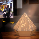 Personalisierbares Lithopan in Diamant-Form mit 6 Fotos, handgefertigt von Dreizack in Wien, inklusive LED-Puck mit Touch-Funktion, perfektes Geschenk für Diamanthochzeit oder Jubiläum.