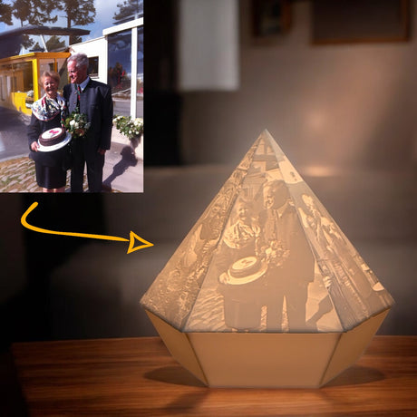 Personalisierbares Lithopan in Diamant-Form mit 6 Fotos, handgefertigt von Dreizack in Wien, inklusive LED-Puck mit Touch-Funktion, perfektes Geschenk für Diamanthochzeit oder Jubiläum.