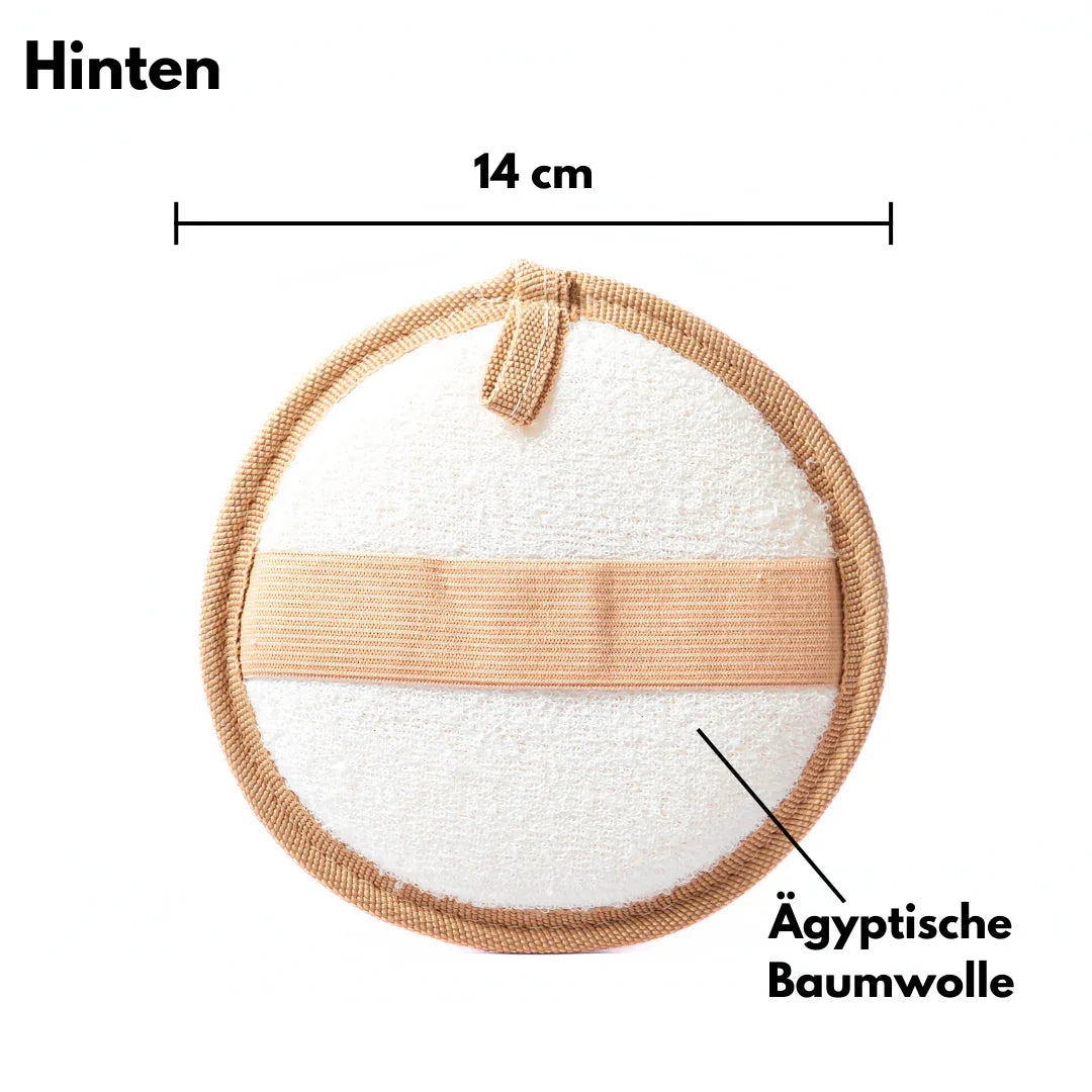 Ein rundes, beiges Loofah Körperpad mit einer Schlaufe auf einer hellen Oberfläche