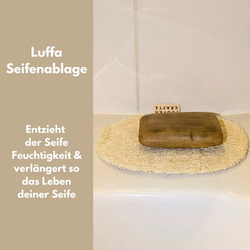 Ein Set aus vier hellen Luffa-Pflegeprodukten inklusive Handschuh und runden Pads auf einem Holzuntergrund.