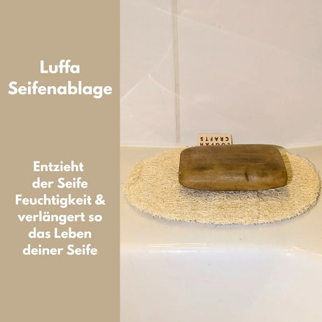 Ein Set aus vier hellen Luffa-Pflegeprodukten inklusive Handschuh und runden Pads auf einem Holzuntergrund.