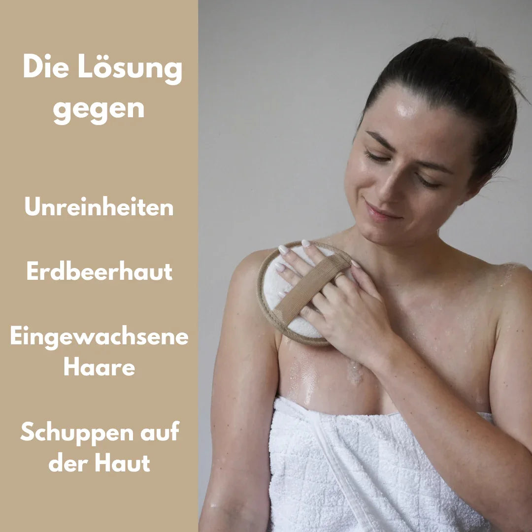 Ein Set aus vier hellen Luffa-Pflegeprodukten inklusive Handschuh und runden Pads auf einem Holzuntergrund.
