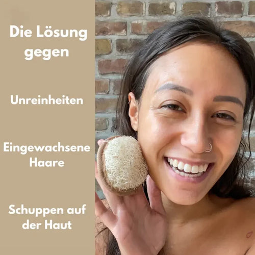 Ein Set aus vier hellen Luffa-Pflegeprodukten inklusive Handschuh und runden Pads auf einem Holzuntergrund.