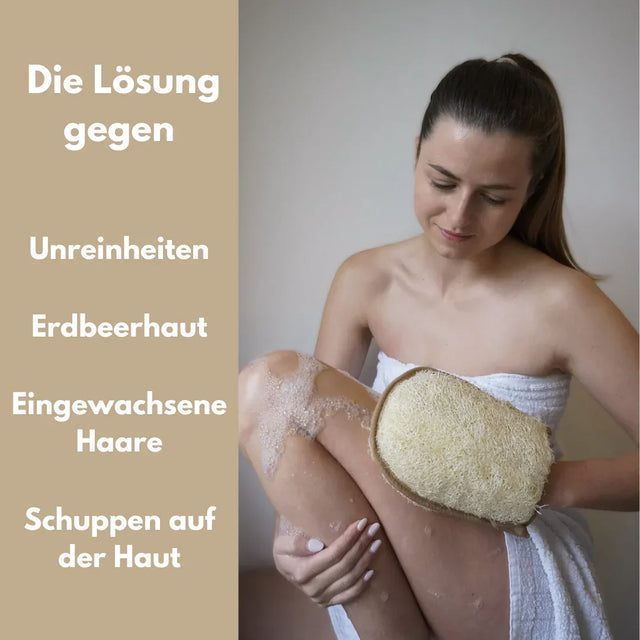 Ein rechteckiger Luffa Peelinghandschuh mit heller Baumwollseite und strukturierter Oberfläche aus Luffa-Fasern.