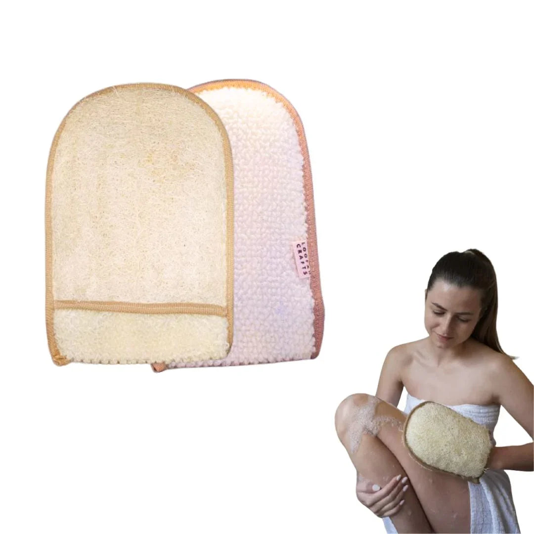 Ein rechteckiger Luffa Peelinghandschuh mit heller Baumwollseite und strukturierter Oberfläche aus Luffa-Fasern.