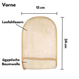 Ein rechteckiger Luffa Peelinghandschuh mit heller Baumwollseite und strukturierter Oberfläche aus Luffa-Fasern.