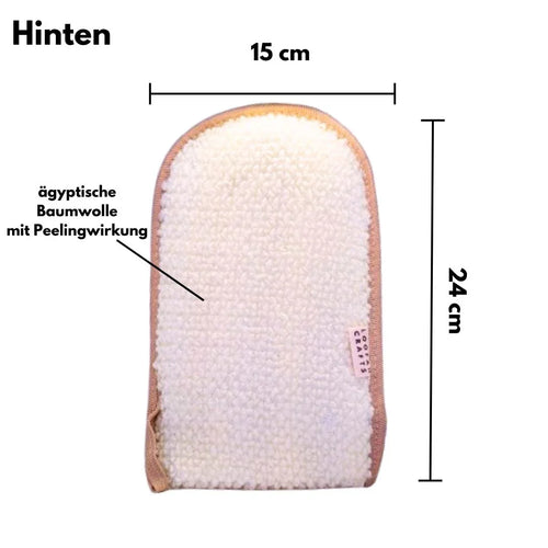 Ein rechteckiger Luffa Peelinghandschuh mit heller Baumwollseite und strukturierter Oberfläche aus Luffa-Fasern.