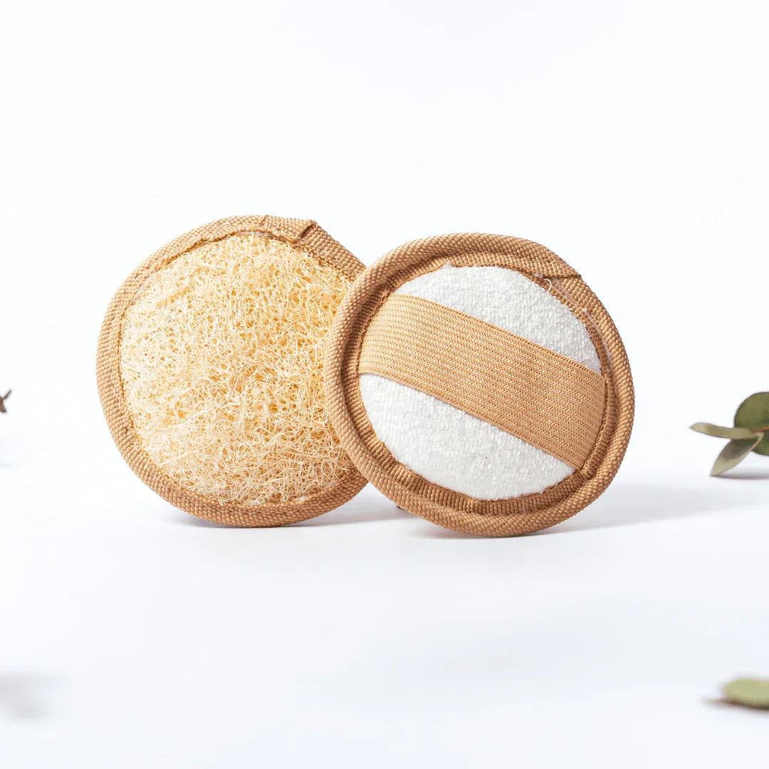 Zwei runde beige Luffa-Schwamm-Pads mit feiner Faserstruktur für die Gesichtsreinigung