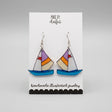 Ohrringe aus Plexiglas mit handillustriertem Segelboot-Motiv in Blau, Orange und Lila an silberfarbenen Edelstahl-Haken, Anhänger ca. 3 cm groß.