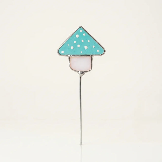 Pflanzenstecker aus hellblauem Glas in Fliegenpilz-Form, gefertigt in Tiffany-Technik mit sichtbaren Kupferfolien-Nähten.