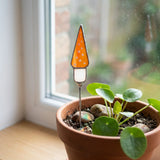Pflanzenstecker Glas in Form eines orangefarbenen Fliegenpilzes, gefertigt in Tiffany-Technik mit Kupferfolie und Lötzinn.